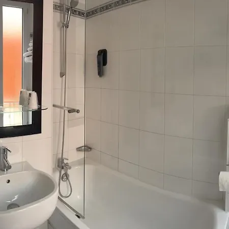 Отель Hipotel Lilas Gambetta 3*