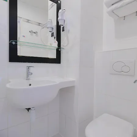 Отель Hipotel Lilas Gambetta